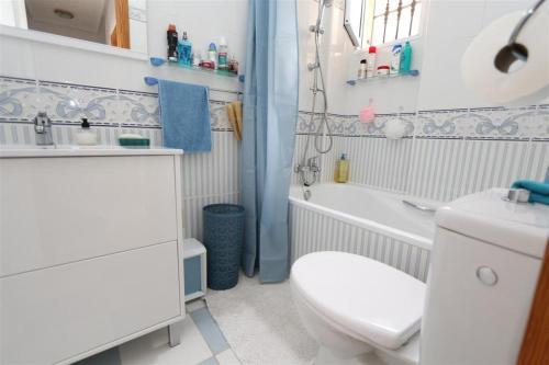 y baño con aseo, lavabo y bañera. en Maison de vacances de 3 chambres à Orihuela Costa - Torrevieja !, en Orihuela