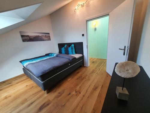 sypialnia z łóżkiem i zielonymi drzwiami w obiekcie Wohnstation DIAMOND SUITE w mieście Subingen