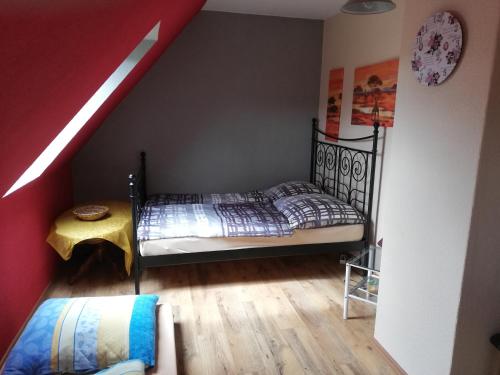 a small bedroom with a bed and a table at Ferienhaus Wunderland in Kirchenbruch