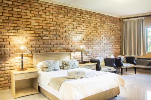 Un pat sau paturi într-o cameră la Willows Garden Hotel Potchefstroom