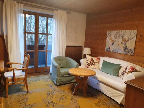 salon z kanapą i stołem w obiekcie Appartement Pension Bäckenhäusl FERIENWOHNUNGEN Chalets Hütten Komfortzimmer w mieście Uttendorf