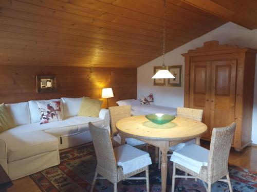 a living room with a table and a couch at Appartement Pension Bäckenhäusl FERIENWOHNUNGEN Chalets Hütten in Uttendorf