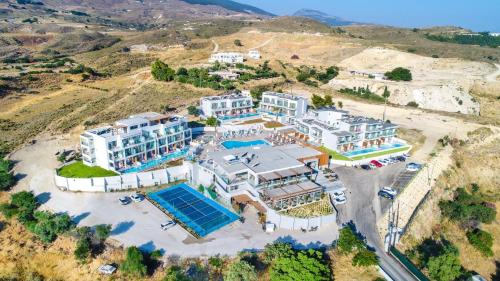 Bazén v ubytování HARMONY CREST RESORT & SPA Adults Only nebo v jeho okolí