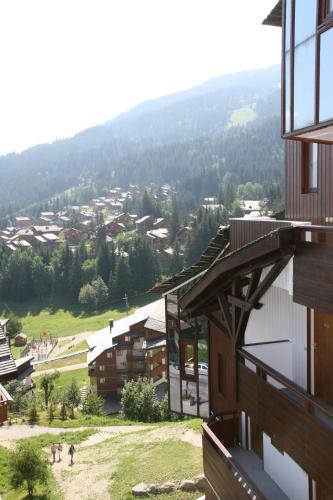 a view of a village from a balcony of a building at Résidence Saboia B13 Clés Blanches Courchevel in Courchevel
