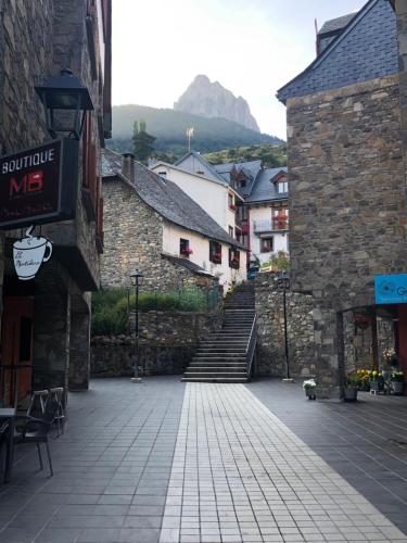 a street in a town with stone buildings and stairs at Apartamento céntrico, destino Sallent de Gallego in Sallent de Gállego
