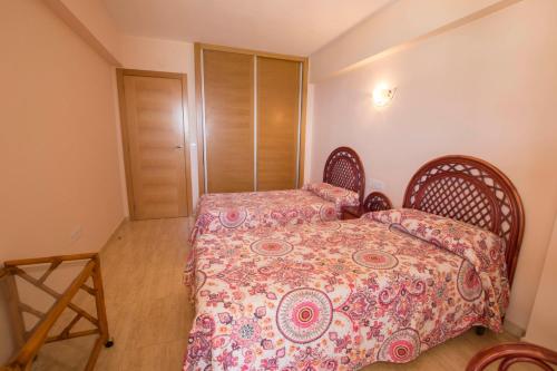 a bedroom with two beds in a room at Edificio Calpemar in Calpe