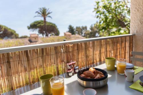 una mesa con un plato de comida en el balcón en Studio Del Mar, en Saint-Cyr-sur-Mer