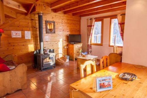 een woonkamer met een houtkachel in een hut bij Chalet Le Mélézin hameau des Chazals Nevache Hautes Alpes in Névache