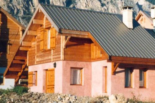 een huis met een gambrel dak op een berg bij Chalet Le Mélézin hameau des Chazals Nevache Hautes Alpes in Névache