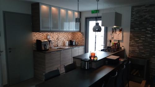 Kuchyň nebo kuchyňský kout v ubytování Maas Chalet Aldeneik