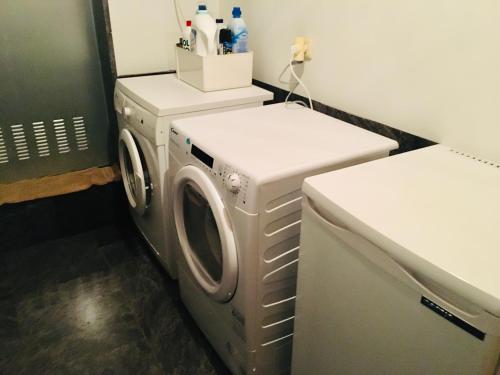 lavadero con lavadora y secadora en Casa Berganzo, Rioja Alavesa, en Berganzo