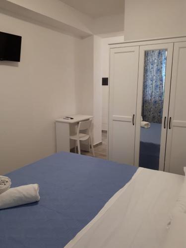 A bed or beds in a room at Cuor di leone guest house