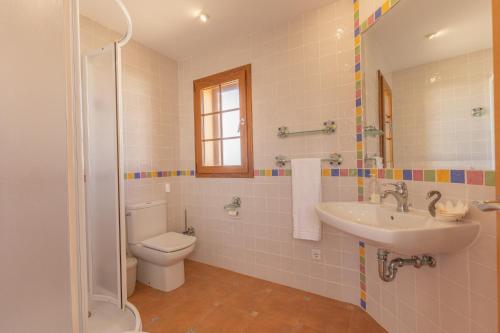 łazienka z toaletą i umywalką w obiekcie Marravilloso chalet Mes Blanc w mieście Son Serra de Marina
