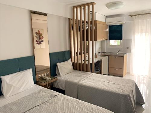 艾斯普羅瓦塔的住宿－阿塞瑪瑞斯公寓，酒店客房带两张床和厨房