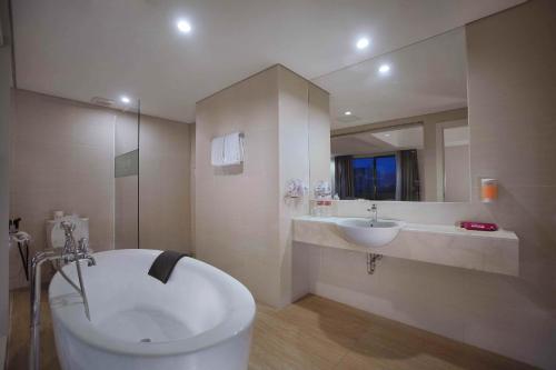 Kylpyhuone majoituspaikassa favehotel - Pantai Losari Makassar