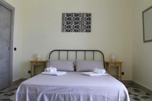 1 dormitorio con 1 cama con 2 toallas en Casa Vistosa Agrigento en Agrigento