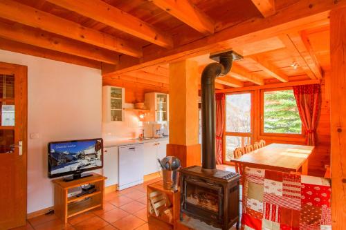 TV/trung tâm giải trí tại Chalet L'Eitièro hameau des Chazals Nevache Hautes Alpes