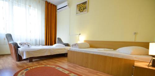 Säng eller sängar i ett rum på Hotel Decebal Bistrita