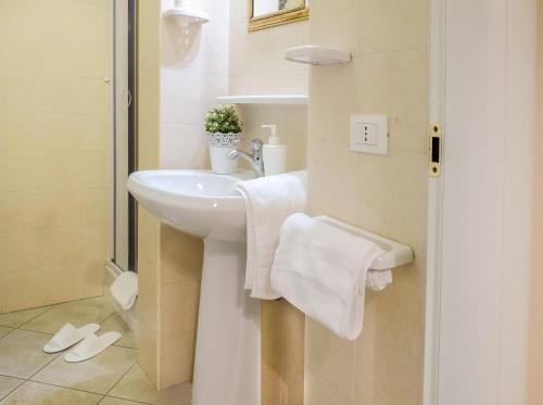 ローマにあるRe Montiのバスルーム(白いシンク、シャワー付)