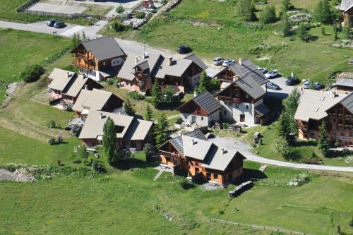 - une vue aérienne sur une grande maison dans l'établissement Le Sorè Hameau des Chazals Nevache Hautes Alpes, à Névache
