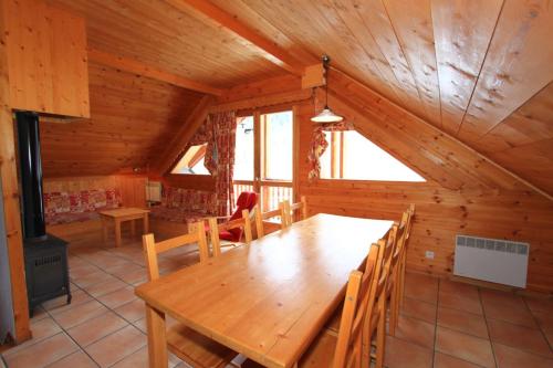 - une salle à manger avec une table en bois dans une cabine dans l'établissement Le Sorè Hameau des Chazals Nevache Hautes Alpes, à Névache