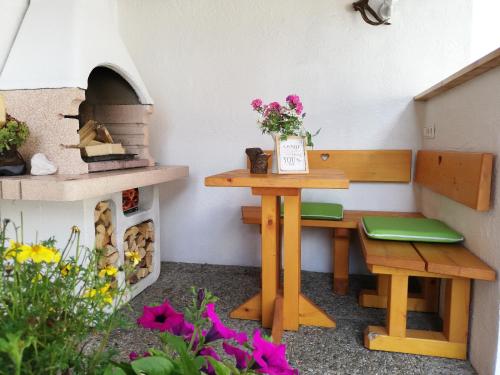 einen Miniaturgarten mit einem Tisch und einem Pizzaofen in der Unterkunft Apartment Natur Herz in Haus im Ennstal