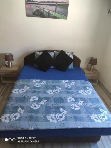 Una cama o camas en una habitación de Apartments Ajla