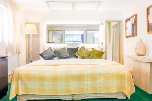 a bedroom with a bed with yellow and green sheets at Cedar House Boutique B&B in Burton