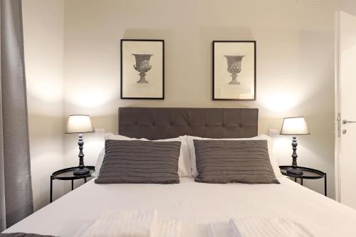 ein Schlafzimmer mit einem großen weißen Bett mit zwei Lampen in der Unterkunft RESIDENZA VITTORIA Roma in Rom