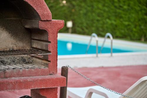 a chain is tied to a wall next to a pool at Agriturismo Da Rosy in Codevigo