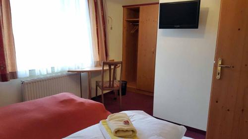 Un dormitorio con una cama con una toalla. en Gasthof Birgl en Inning