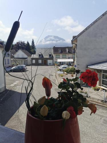 a vase of flowers sitting on a window sill at Chambres d'hôtes Chez Valérie Garage motos et vélos in Arette