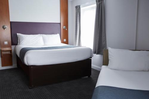 מיטה או מיטות בחדר ב-The Bowman by Greene King Inns