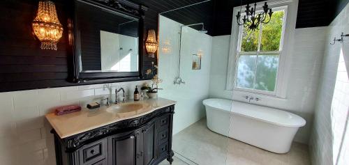 uma casa de banho com um lavatório, uma banheira e um WC. em Galway em Gloucester