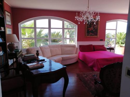 uma sala de estar com um sofá e uma mesa em Villa Grace em Patti