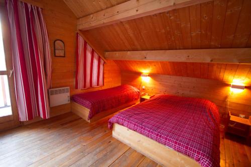 Letto o letti in una camera di Le Baoùba Hameau des Chazals Nevache Hautes Alpes