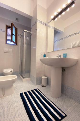 a bathroom with a sink and a shower and a toilet at La Rotonda - Casa vacanze in Giovinazzo