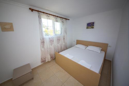 Ένα ή περισσότερα κρεβάτια σε δωμάτιο στο Himara Apartments