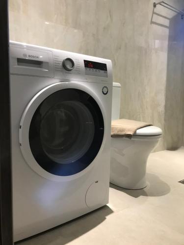 una lavadora junto a un aseo en The Little Prince Luxury Suites, en Ýpsos