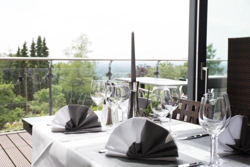 een tafel met een witte tafeldoek en wijnglazen bij Hotel Bismarckhöhe in Tecklenburg