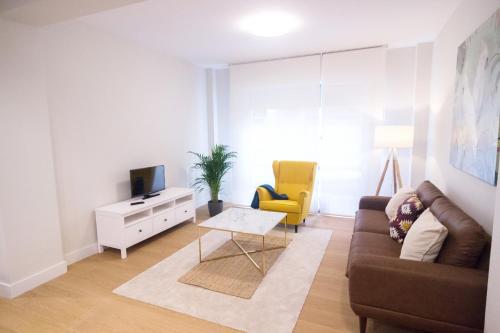 - un salon avec un canapé et une télévision dans l'établissement Etxaniz apartment by People Rentals, à Bilbao