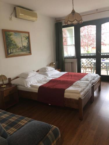 En eller flere senge i et værelse på Bacchus Panzió