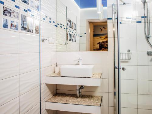 a bathroom with a sink and a shower at Kaszubskie Zacisze in Władysławowo