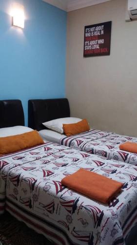 2 Betten nebeneinander in einem Zimmer in der Unterkunft Manja Inn, Paka in Paka