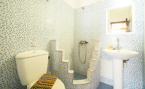 een badkamer met een toilet en een wastafel bij Hotel Koralli in Kamari