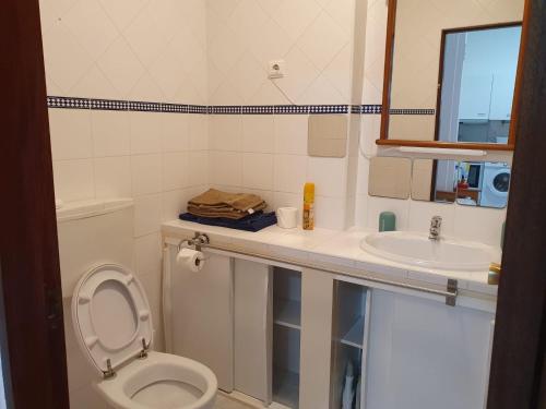 uma casa de banho com um WC e um lavatório em Aldeia das Açoteias em Albufeira