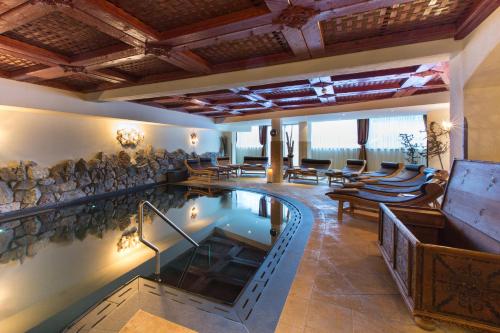 uma piscina no meio de um quarto com um resort em Raffl's St. Antoner Hof em Sankt Anton am Arlberg