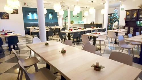 un ristorante con tavoli e sedie e un albero di Natale di Pensjonat Jural a Szklarska Poręba