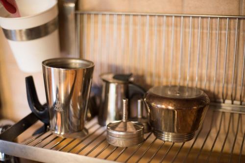 Utensilios para hacer té y café en Chalupa Svojše - druhá zóna N P