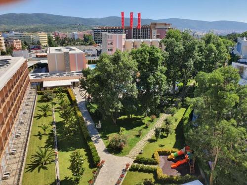 una vista aérea de un parque en una ciudad en Hotel Riva - All Inclusive, en Sunny Beach